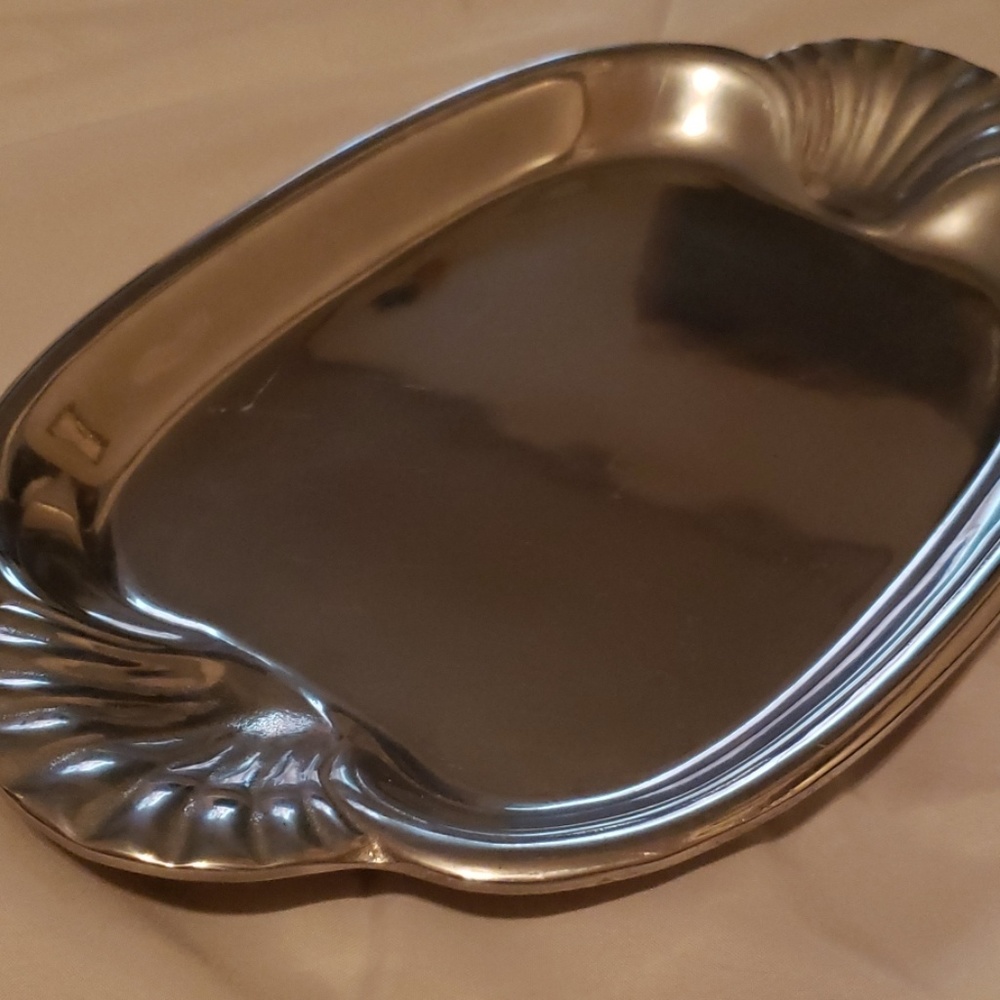 THE WILTON CO.Scallop Handle Pewter tray